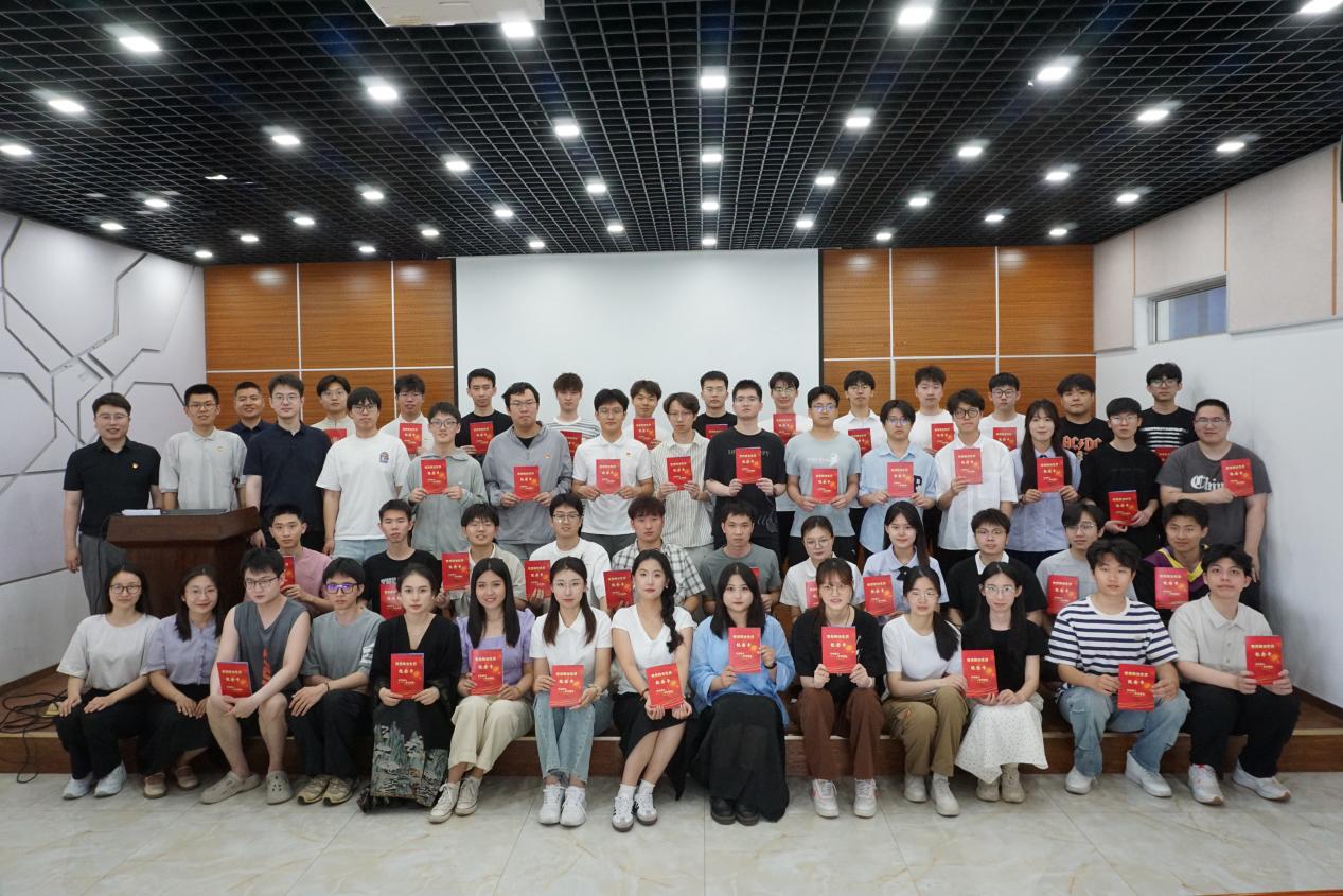 軟件學(xué)院召開(kāi)2025屆畢業(yè)生黨員離校教育大會(huì)暨畢業(yè)生黨員專題黨課